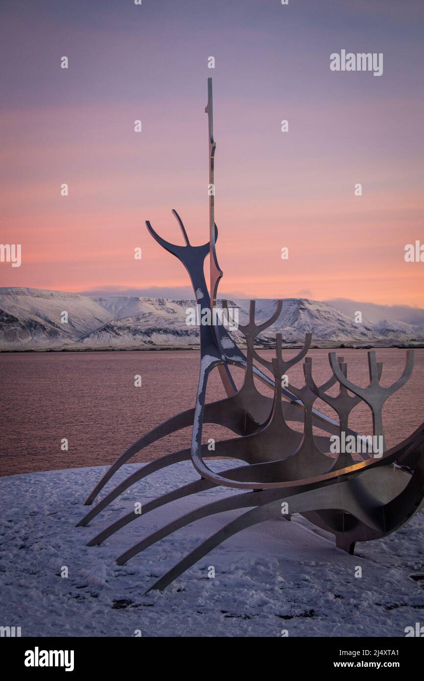 Mit Blick auf den Atlantischen Ozean im Stadtzentrum von Reykjavik in Island mit der Sun Voyager Skulptur im Vordergrund Stockfoto