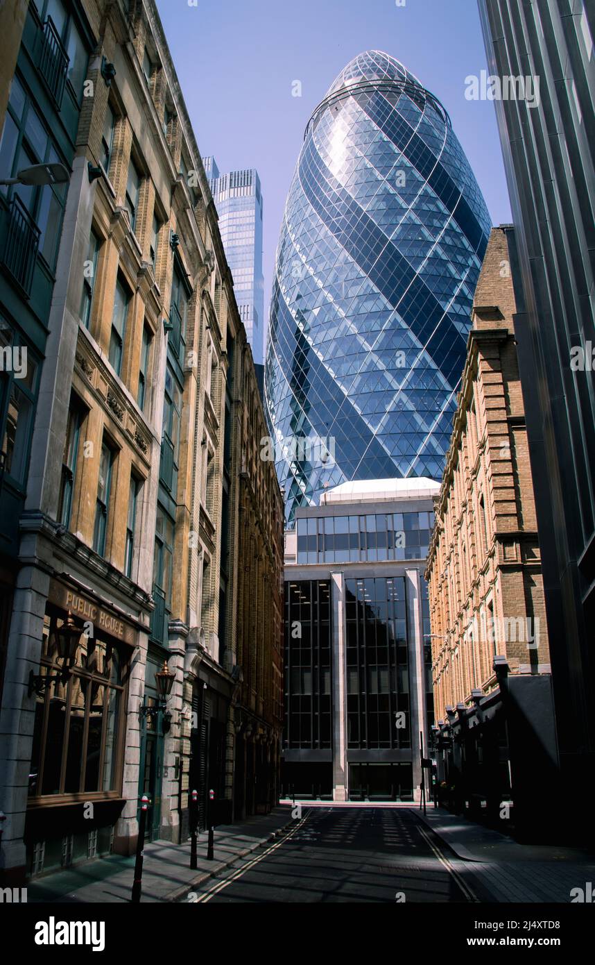 Ein Blick auf den Gherkin in London vom Mitre Square aus. Stockfoto