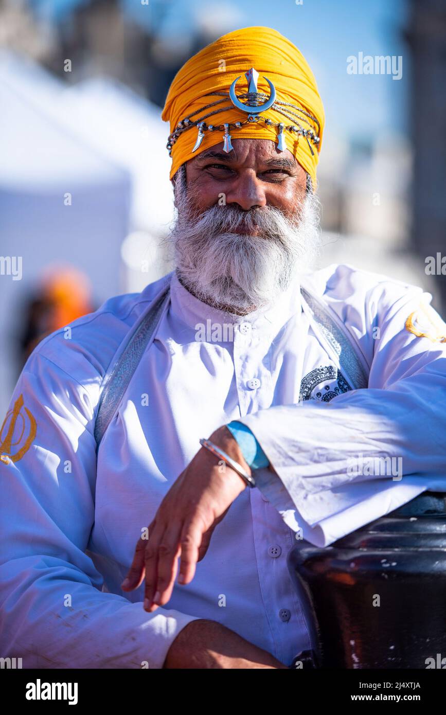 Ein Kampfkünstler von Gatka posiert für ein Foto beim Vaisakhi Festival, das auf dem Trafalgar Square in London stattfindet. Auf dem Vaisakhi Festival am Trafalgar Square in London wurde eine Feier der Sikh-Tradition, des kulturellen Erbes und der Kultur gefeiert. Demonstrationen der Kampfkunst (Gatka), Unterhaltung und eine Vorführung der Sikh-Kunst wurden von vielen Anwesenden genossen. Stockfoto