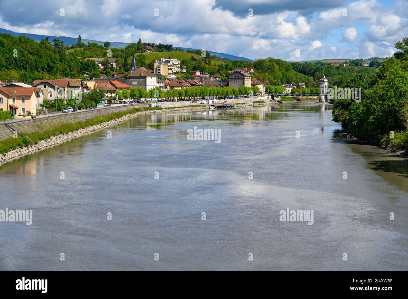 Blick auf Seyssel, einen alten Salzhafen am Fluss Rhône und den ViaRhôna-Radweg Stockfoto