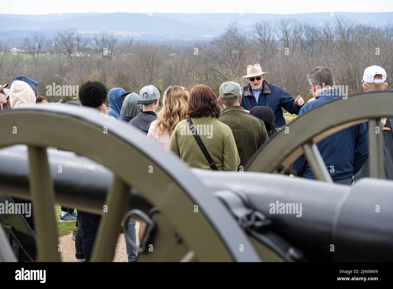 Reiseleiter erklärt die historische Bedeutung eines Schlachtortes in der Nähe von Oak Ridge und des Eternal Light Peace Memorial in Gettysburg in Pennsylvania. Stockfoto