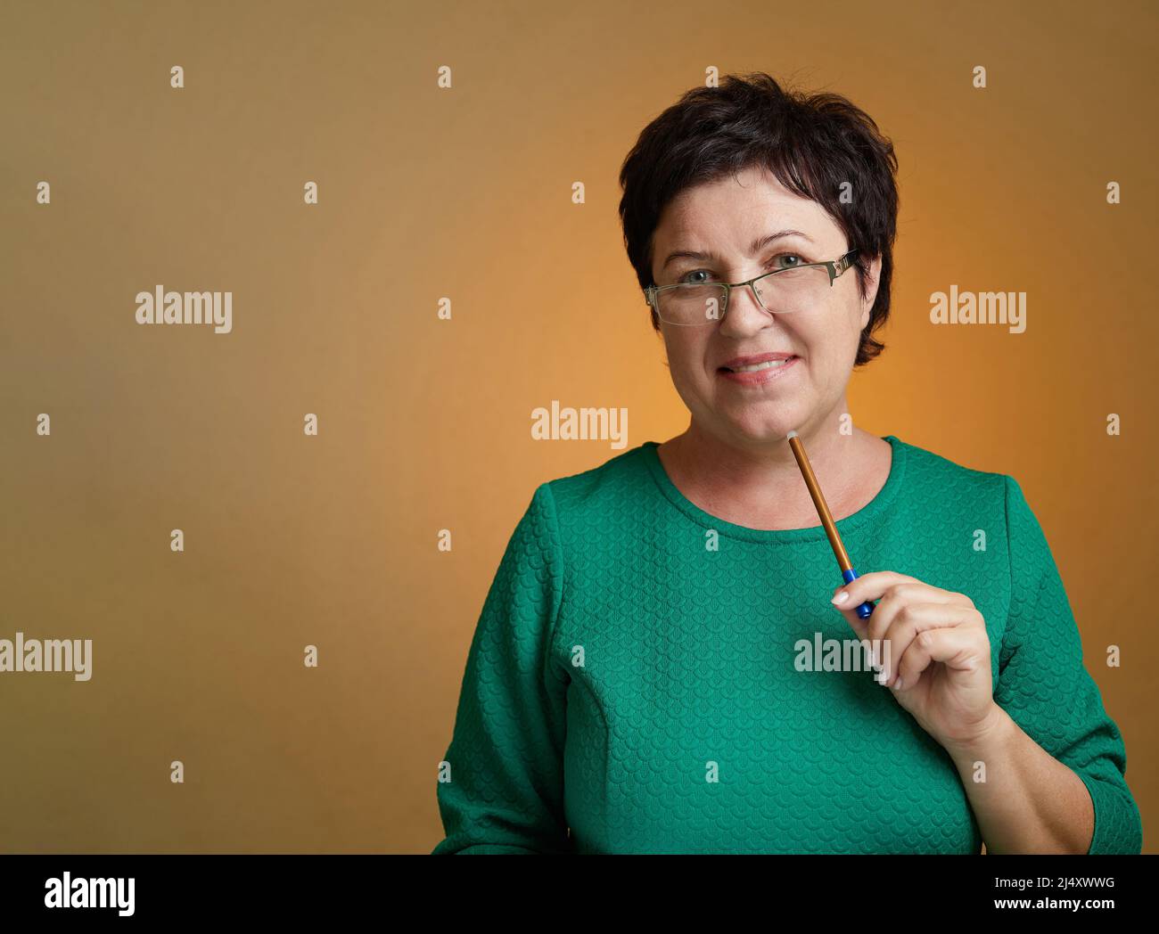 Porträt der kaukasischen Reife weibliche Lehrerin auf dem Hintergrund stehen Stockfoto