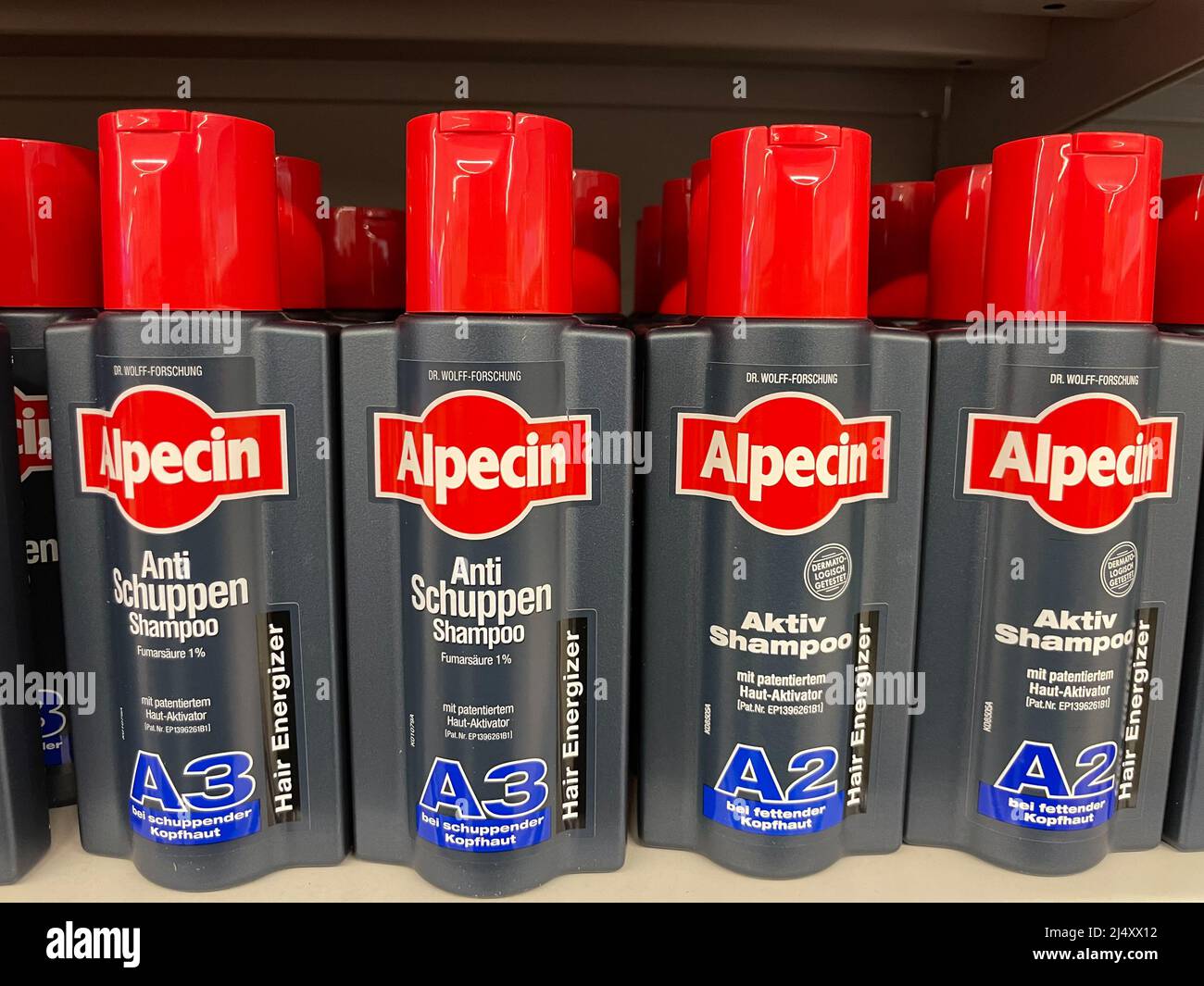 Nürnberg, Deutschland - April 04 2022: Schuppen-Shampoo im Supermarkt  Stockfotografie - Alamy