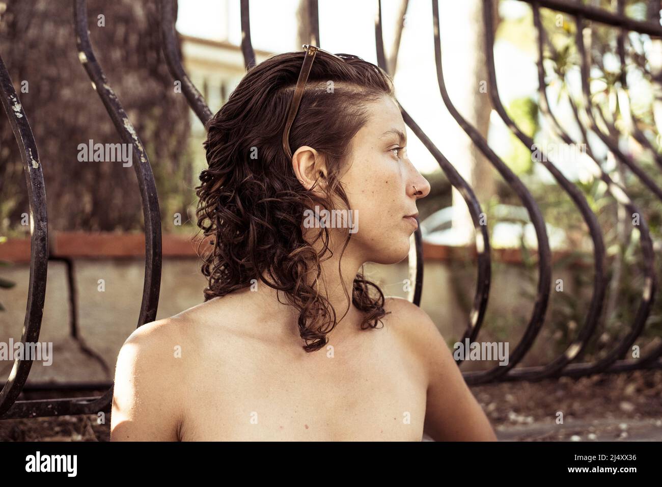 Schöne junge natürliche Frau mit Locken blickt in frankreich auf die Straße Stockfoto