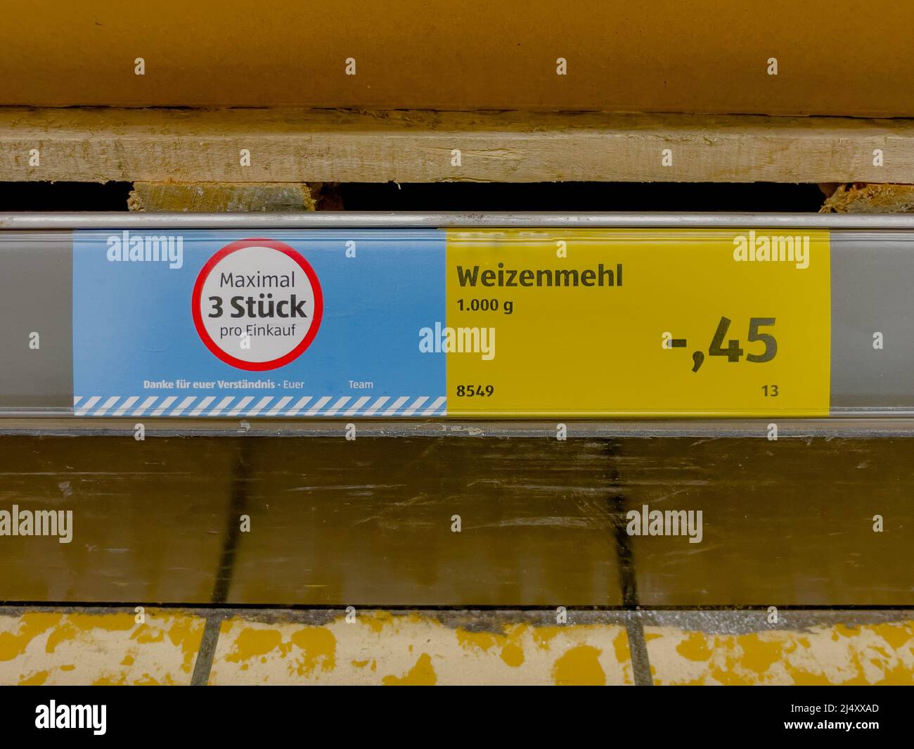 Nürnberg, Deutschland - April 04 2022: Getreidemaktionierung während der Pandemie und des Krieges im Supermarkt. Stockfoto