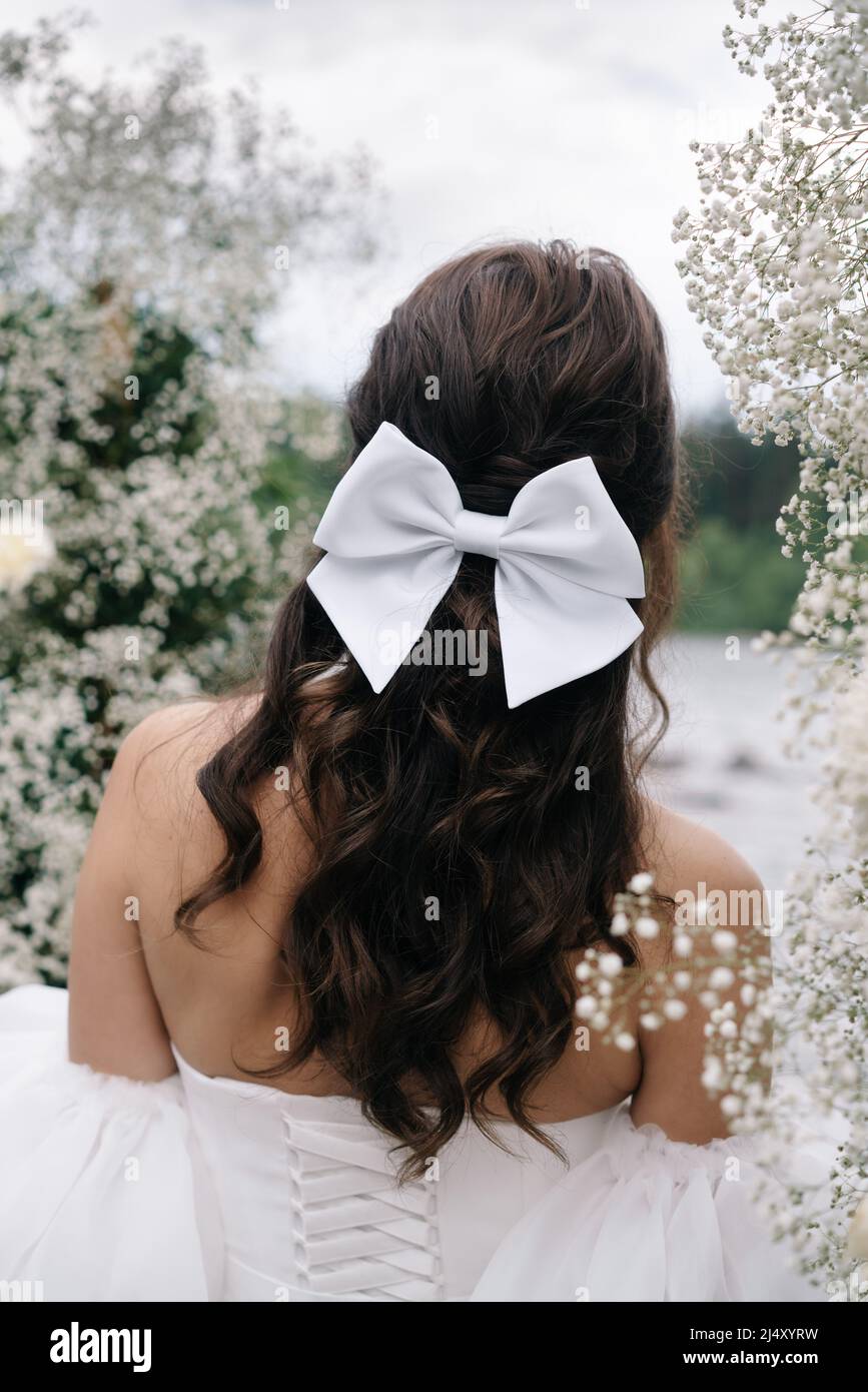 Braut im Brautkleid und mit Schleife Stockfoto