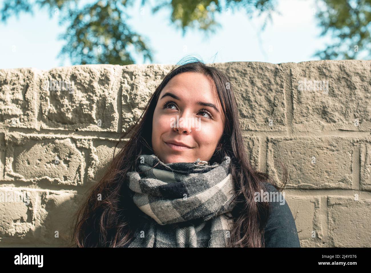 Junge schöne Frau lächelt und schaut auf wie eine Idee Stockfoto