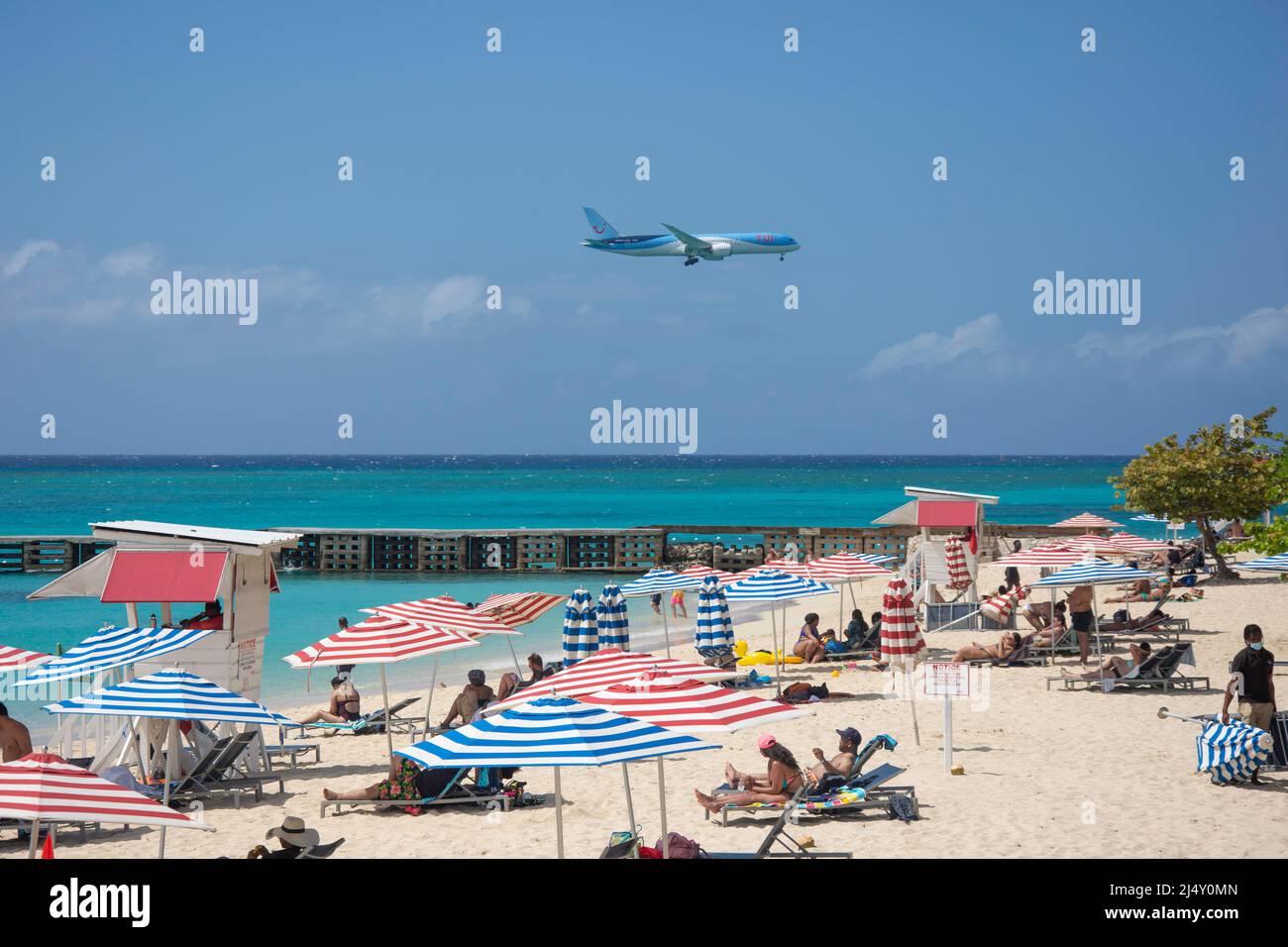 TUI-Flugzeuge landen über Doctor's Cave Beach, Montego Bay, St James Parish, Jamaika, den Großantillen, Karibik Stockfoto