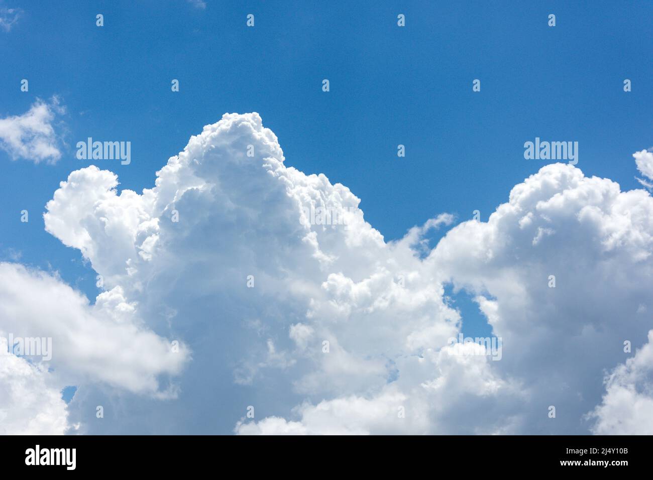 Weiße Cumuluswolken gegen blauen Himmel, Montego Bay, St James Parish, Jamaika, Großantillen, Karibik Stockfoto