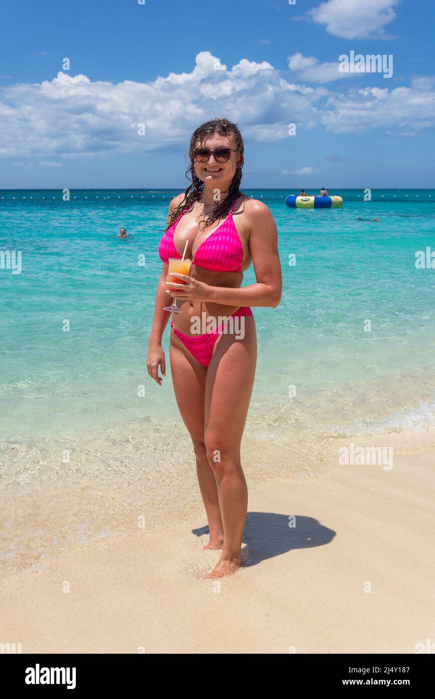Junge Frau am Strand von Doctor's Cave Beach, Montego Bay, St James Parish, Jamaica, Greater Antilles, Karibik Stockfoto