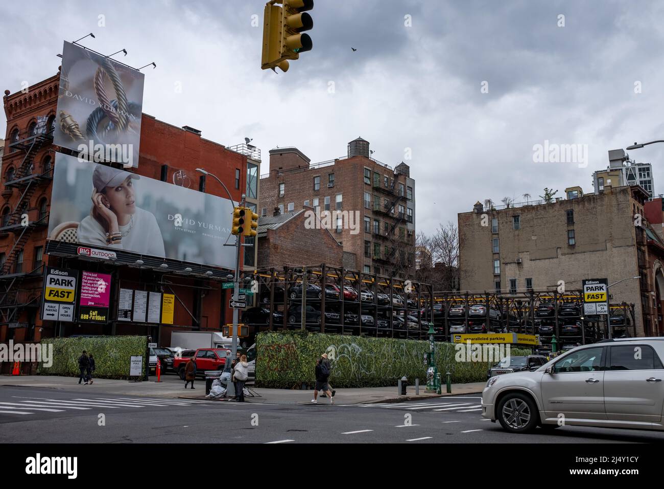 Legendärer überlagerter Parkplatz im Freien mit Autoabstellplätzen in East Village Manhattan Stockfoto