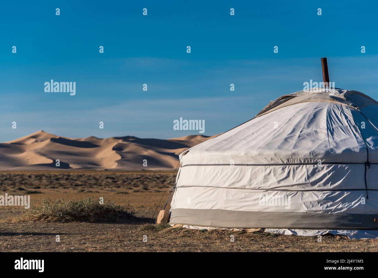 Mongolisches Ger oder Jurte an den großen Sanddünen der Wüste Gobi Stockfoto