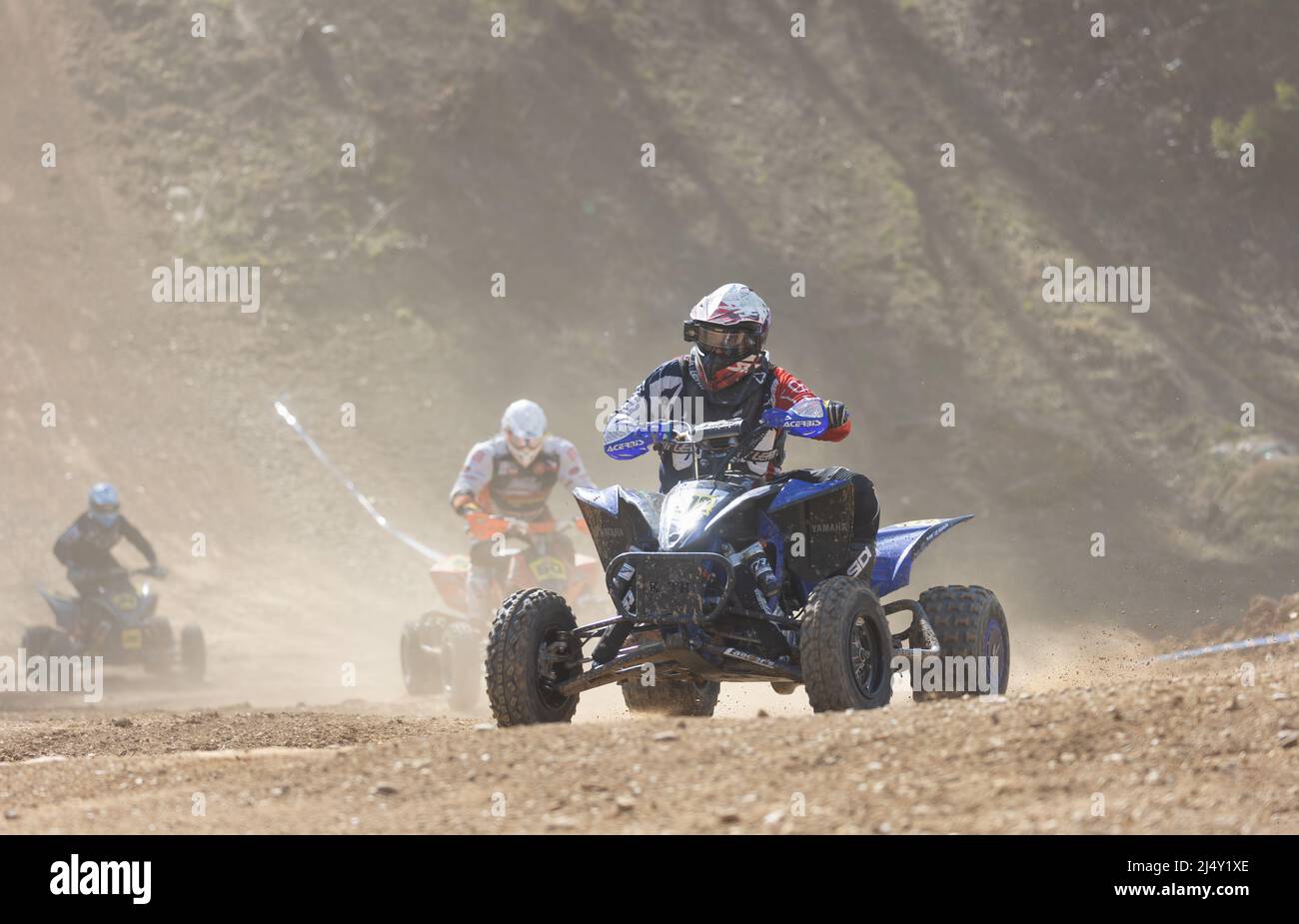 MOHELNICE, TSCHECHISCHE REPUBLIK - 16. APRIL 2022: Gruppe von Fahrern auf einem Quad in der Reihe in der Internationalen Meisterschaft der Tschechischen Republik in Sidecarcross, c Stockfoto