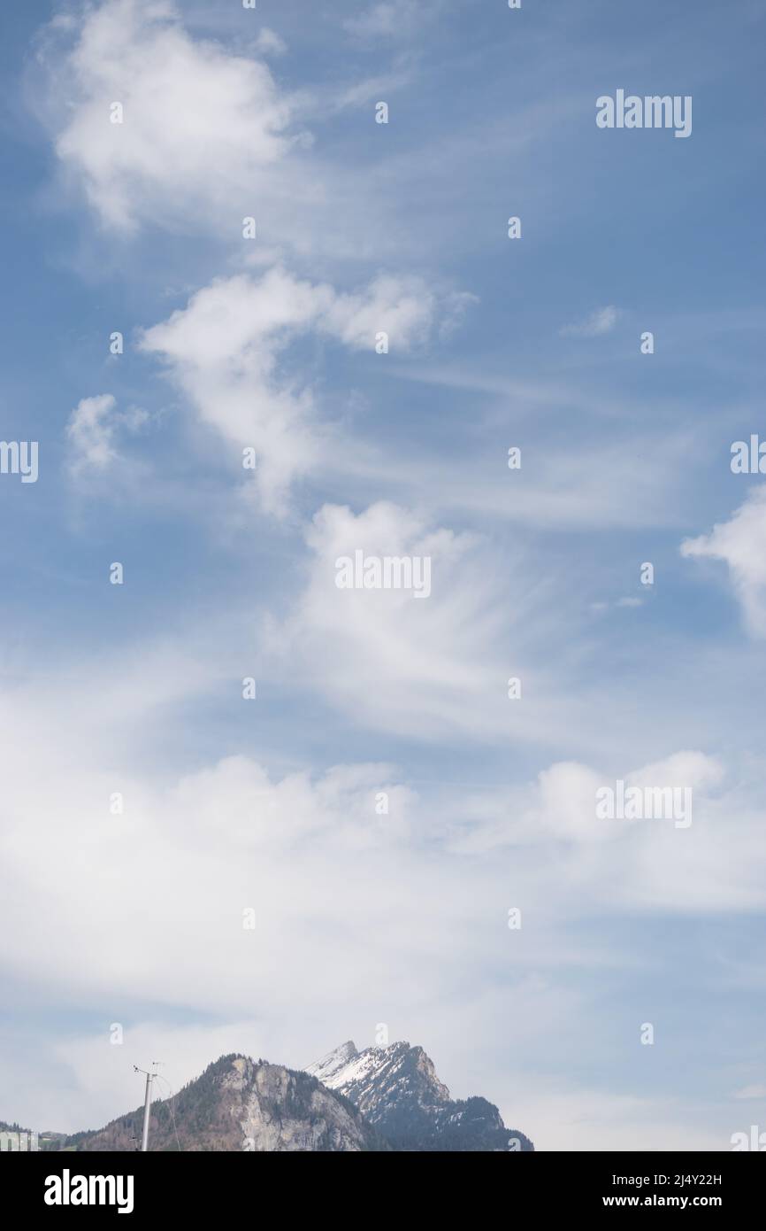 Weesen, Schweiz, 13. April 2022 Wolkenlandschaft am blauen Himmel im Frühling Stockfoto