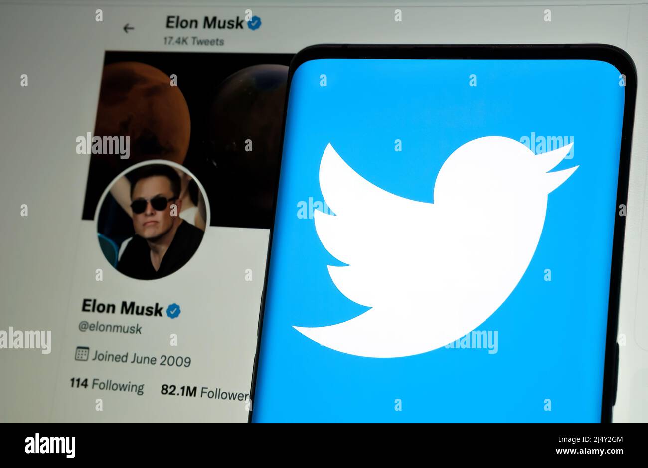 Smartphone mit Twitter-Logo auf der öffentlichen Twitter-Account-Seite von Elon Musk. Konzept für den Firmenverkauf an Elon Musk. Stafford, Großbritannien. Stockfoto