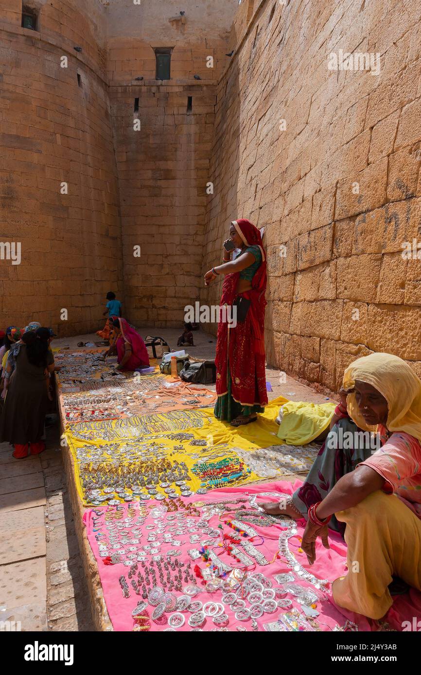 Jaisalmer, Rajasthan, Indien - 13. Oktober 2019 : Rajasthani Frauen Verkauf von Schmuck auf dem Marktplatz in Jaisalmer Fort . Beliebter Touristenmarkt. Stockfoto