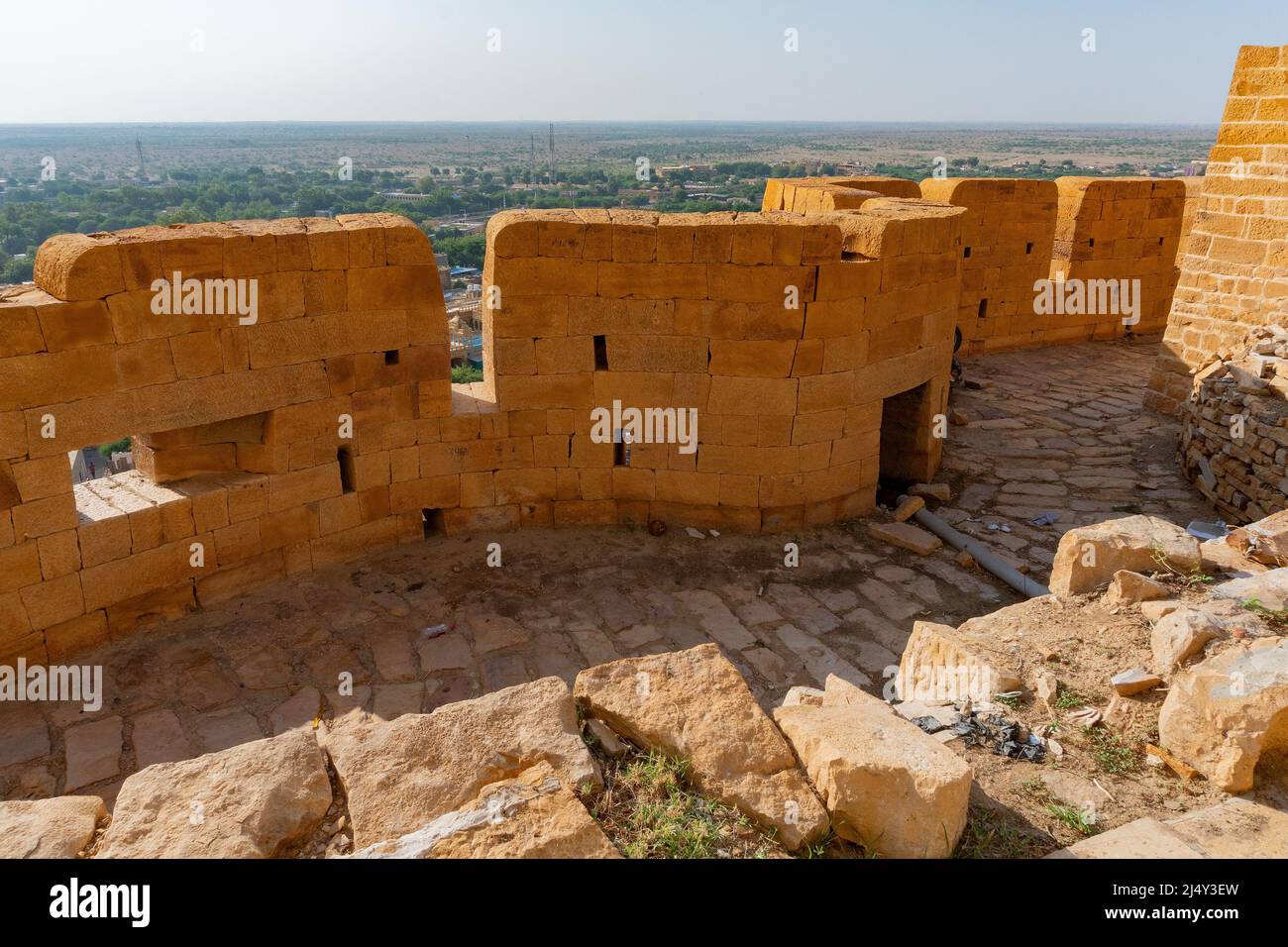 Jaisalmer, Rajasthan, Indien - Oktober 13,2019 : große Mauern von Jaisalmer Fort oder Golden Fort, aus gelbem Sandstein, im Morgenlicht. Stockfoto