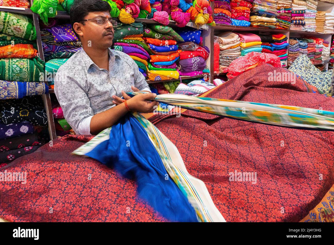 Jaisalmer, Rajasthan, Indien - Oktober 15,2019: Saree Verkäufer Verkauf Sarees an Kunden, schöne bunte indische Sarees werden zum Verkauf angezeigt. Stockfoto