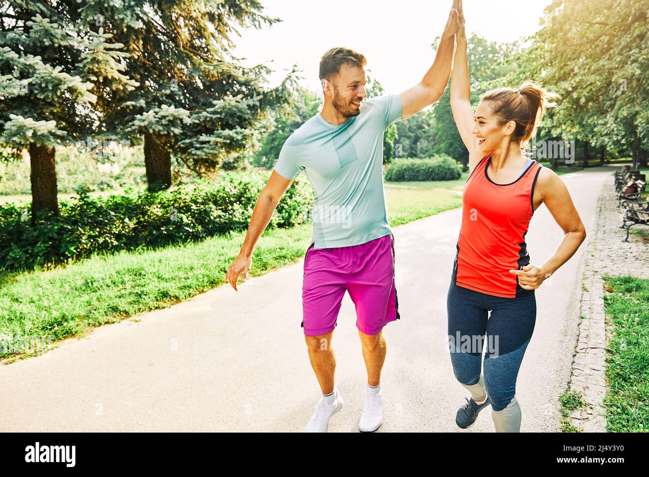 Fitness Frau Park Bewegung Lifestyle Outdoor Sport gesundes Paar Natur aktiv jung fit Training Athlet Mann Stockfoto