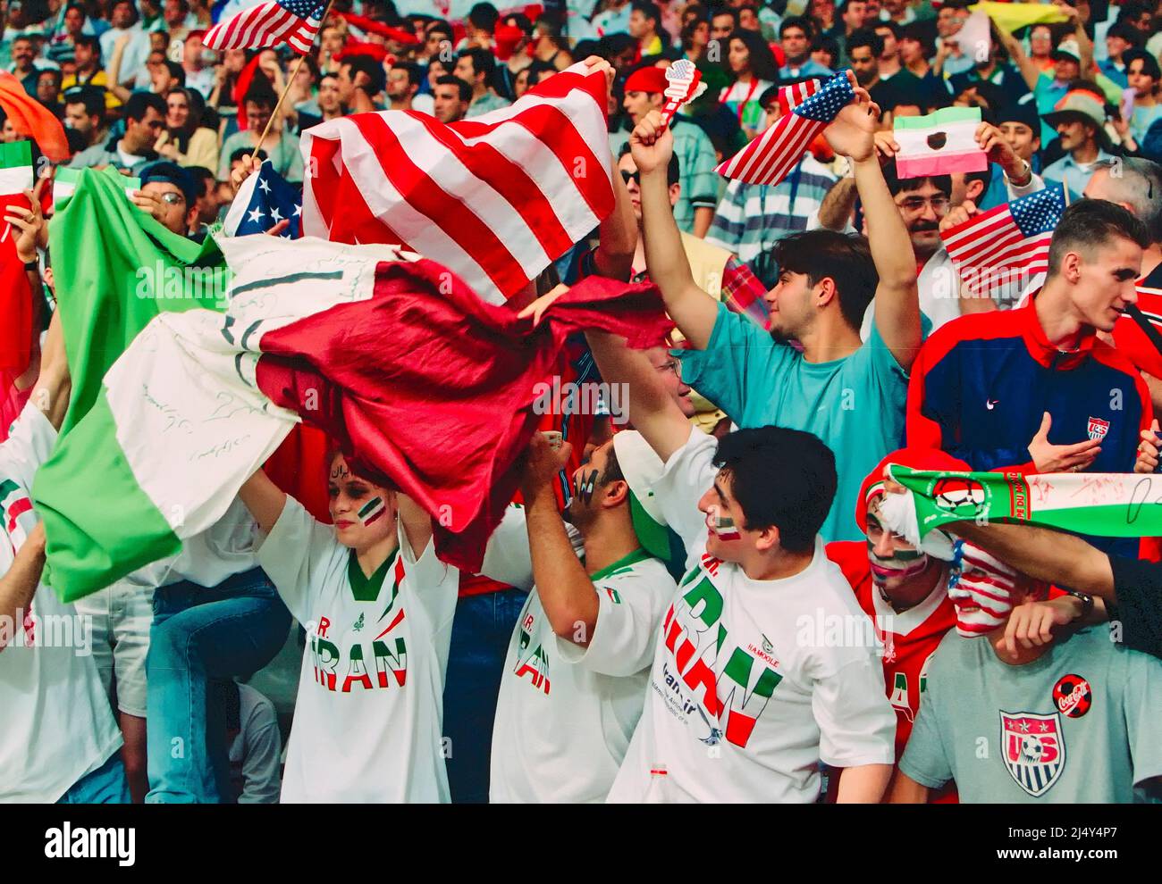Lyon, Frankreich: Iranische und amerikanische Fußballfans treffen sich am 21. Juni 1998 im Stade bei einem Weltcup-Spiel 1998 zwischen den USA und dem Iran Stockfoto