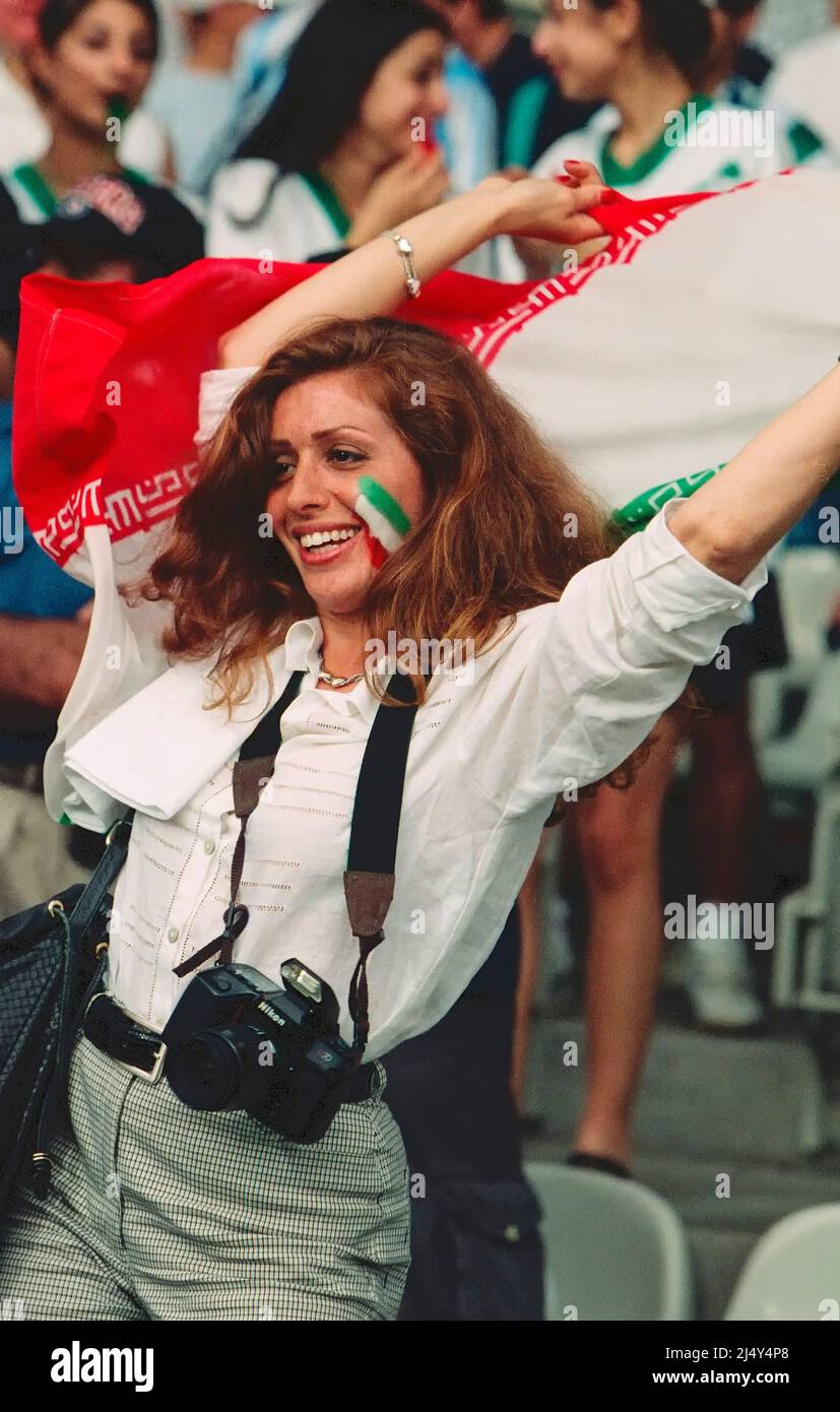 Lyon, Frankreich: Iranische Fußballfan-Frau während eines WM-Spiels 1998 zwischen den Vereinigten Staaten und dem Iran am 21. Juni 1998 im Stade de Gerland, i Stockfoto