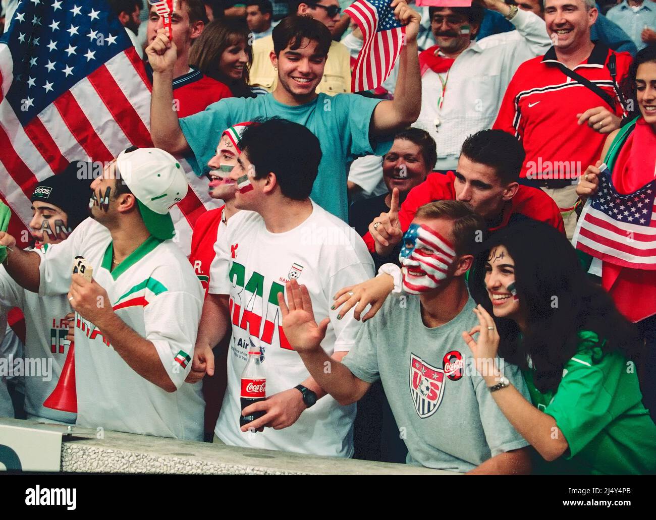 Lyon, Frankreich: Iranische und amerikanische Fußballfans treffen sich am 21. Juni 1998 im Stade bei einem Weltcup-Spiel 1998 zwischen den USA und dem Iran Stockfoto