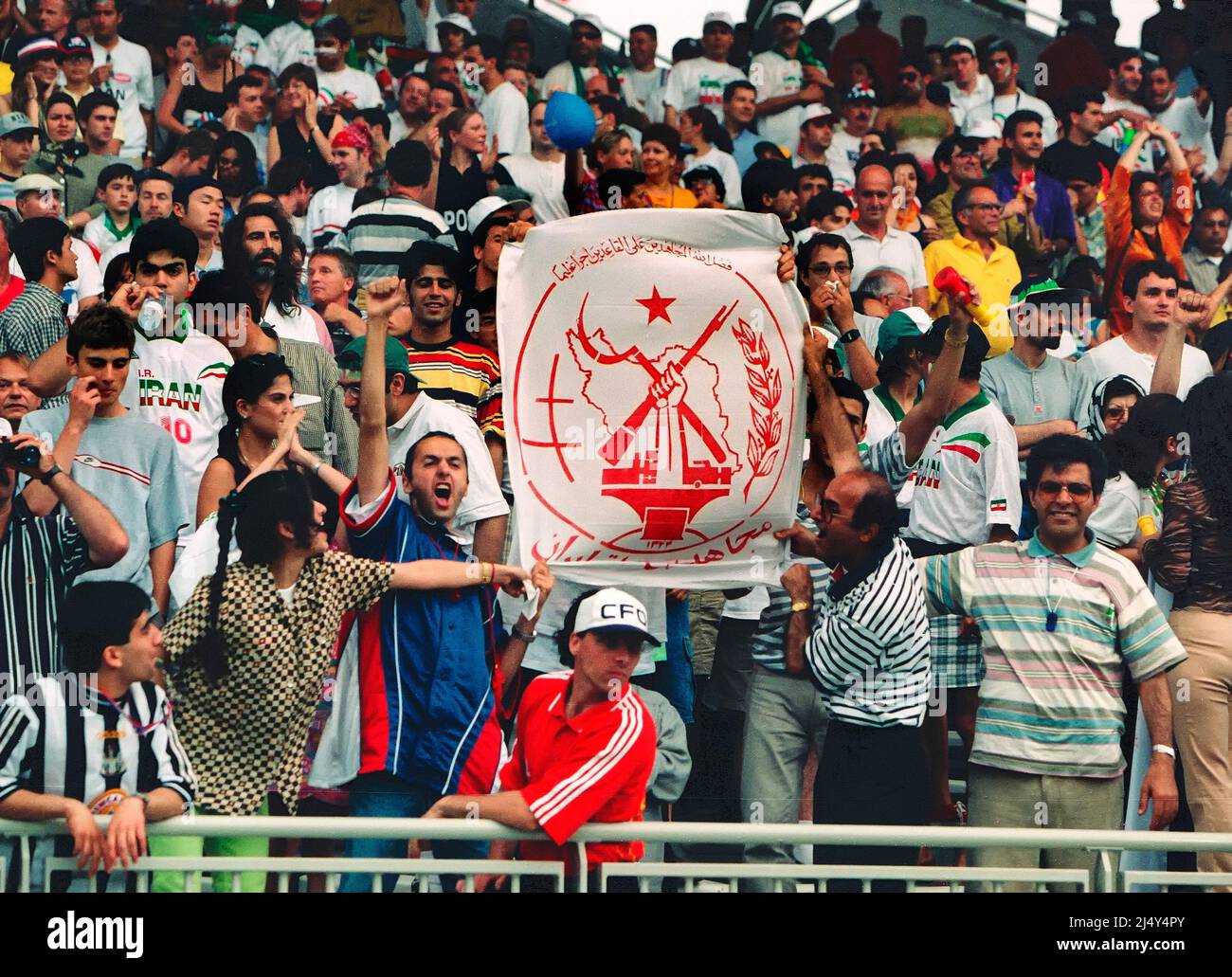 Lyon, Frankreich: Anhänger der Volksmudschaheddin des Iran mit ihrem Banner während eines WM-Spiels 1998 zwischen den Vereinigten Staaten und dem Iran, am Juni Stockfoto