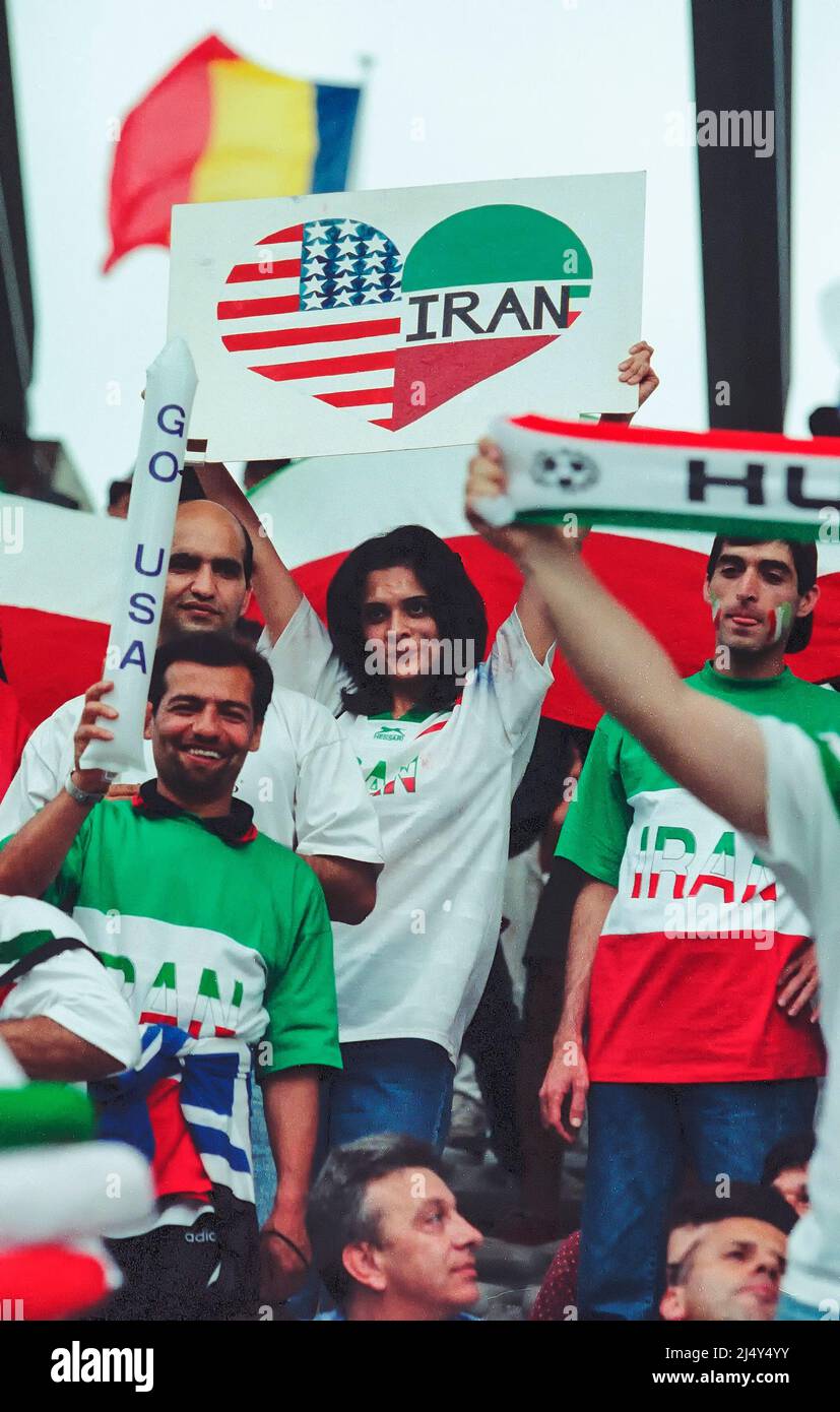 Lyon, Frankreich: Weibliche iranische Fußballfans während eines WM-Spiels 1998 zwischen den Vereinigten Staaten und dem Iran am 21. Juni 1998 im Stade de Gerland, Stockfoto