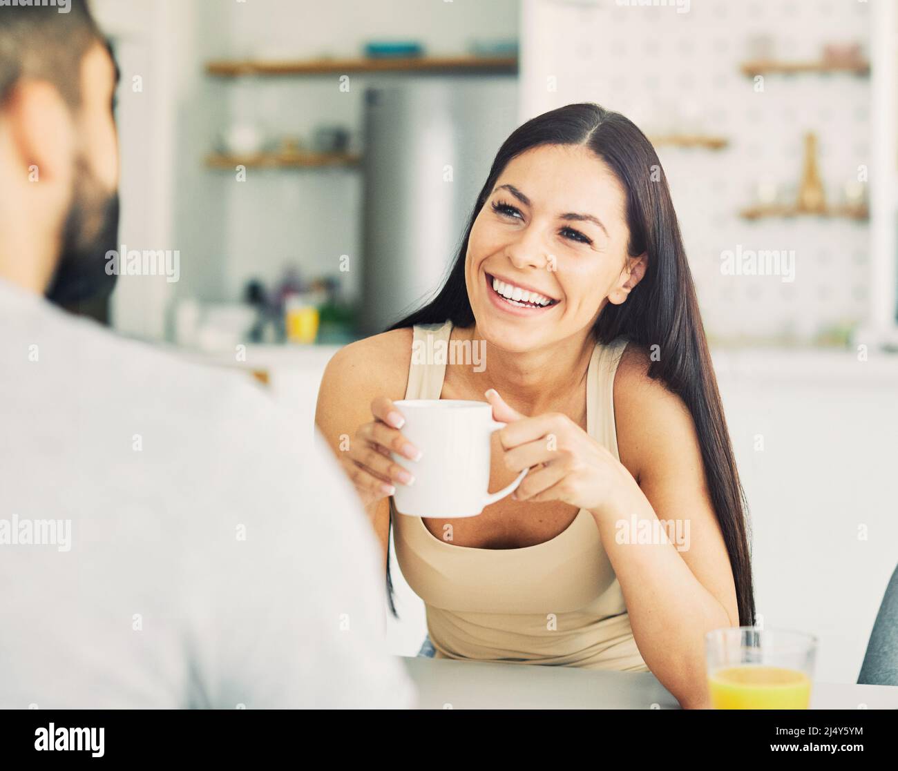 Frau Mann Paar reden Liebe junge Mädchen Lifestyle Freund zusammen lächelnd glücklich Freundin Romantik Café Stockfoto