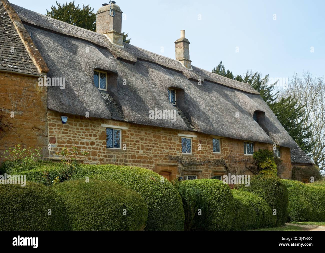 Große reetgedeckte Hütte Great Tew Oxfordshire Stockfoto