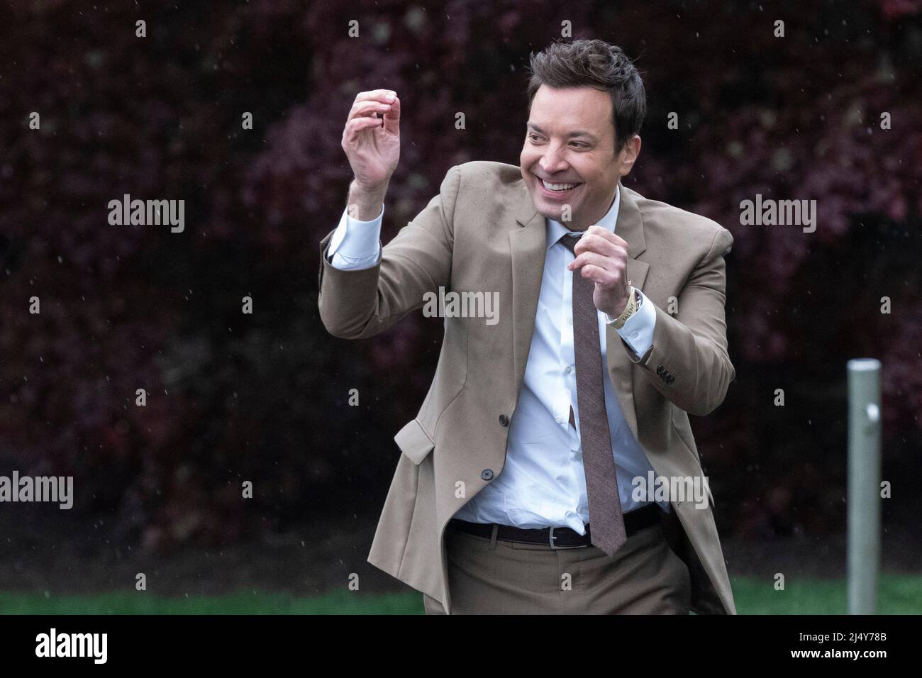 Washington, Vereinigte Staaten. 18. April 2022. Der Fernsehhoster Jimmy Fallon feiert am Montag, den 18. April 2022, während der Ostereierrolle des Weißen Hauses 2022 im Weißen Haus in Washington, DC. Quelle: Chris Kleponis/CNP/dpa/Alamy Live News Stockfoto