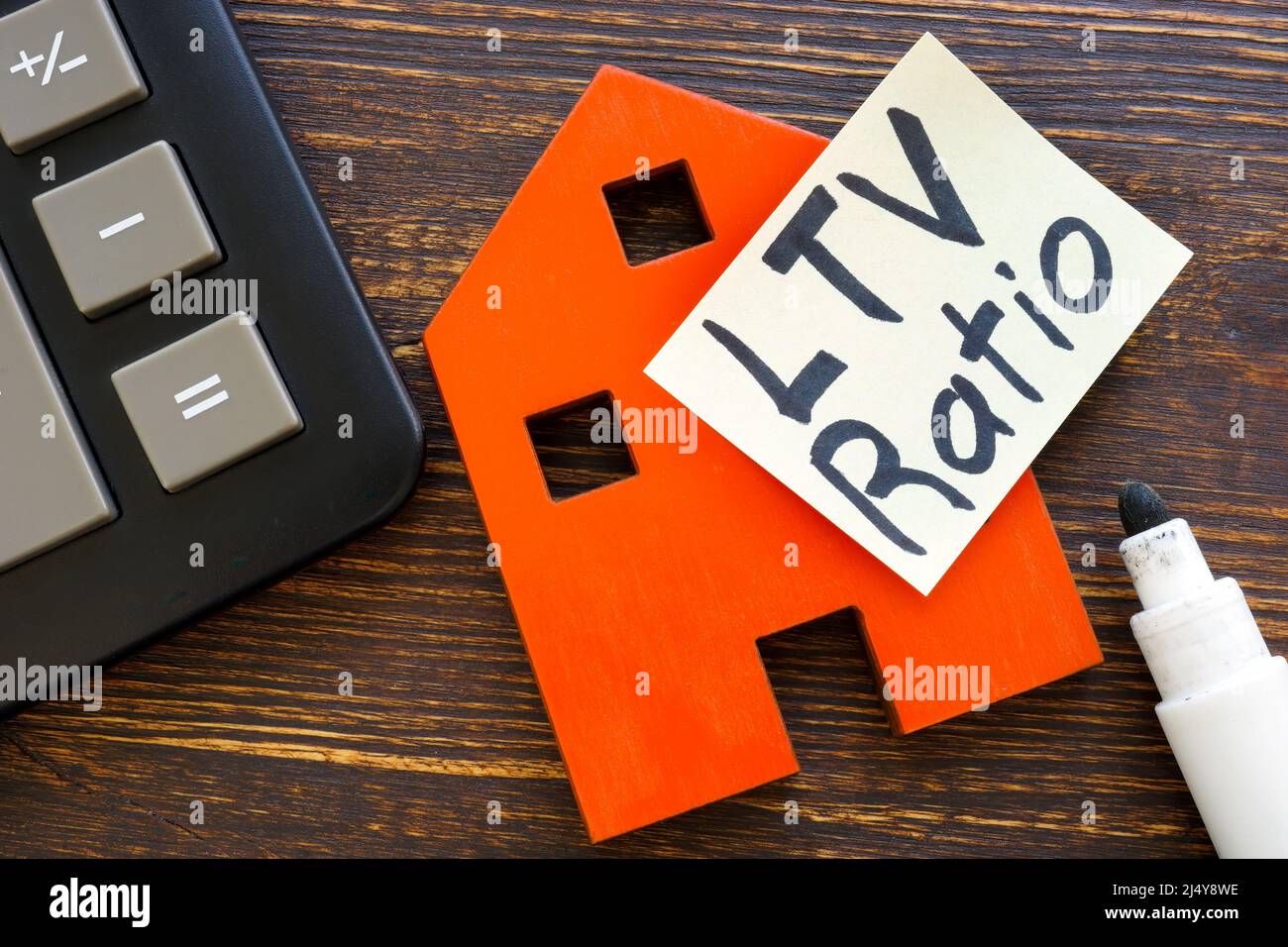 Loan-to-Value LTV Ratio Zeichen auf dem Aufkleber und Modell von zu Hause. Stockfoto