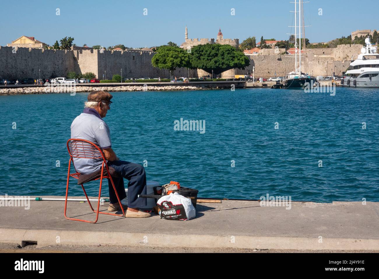 Rhodos, Griechenland - 28. September 2021. Fischer am Ufer Rhodos Stadt, Griechenland Stockfoto