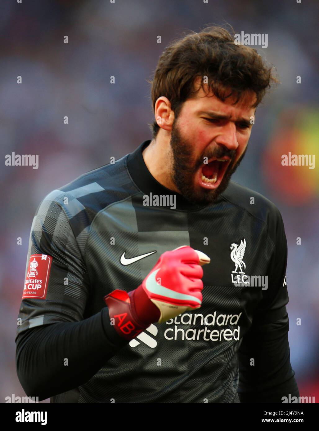 LONDON, ENGLAND - 16. APRIL: Liverpools Alisson Becker feiert das Liverpool 3.-Tor von Liverpools Sadio Mane im Halbfinale des FA Cup zwischen Manche Stockfoto