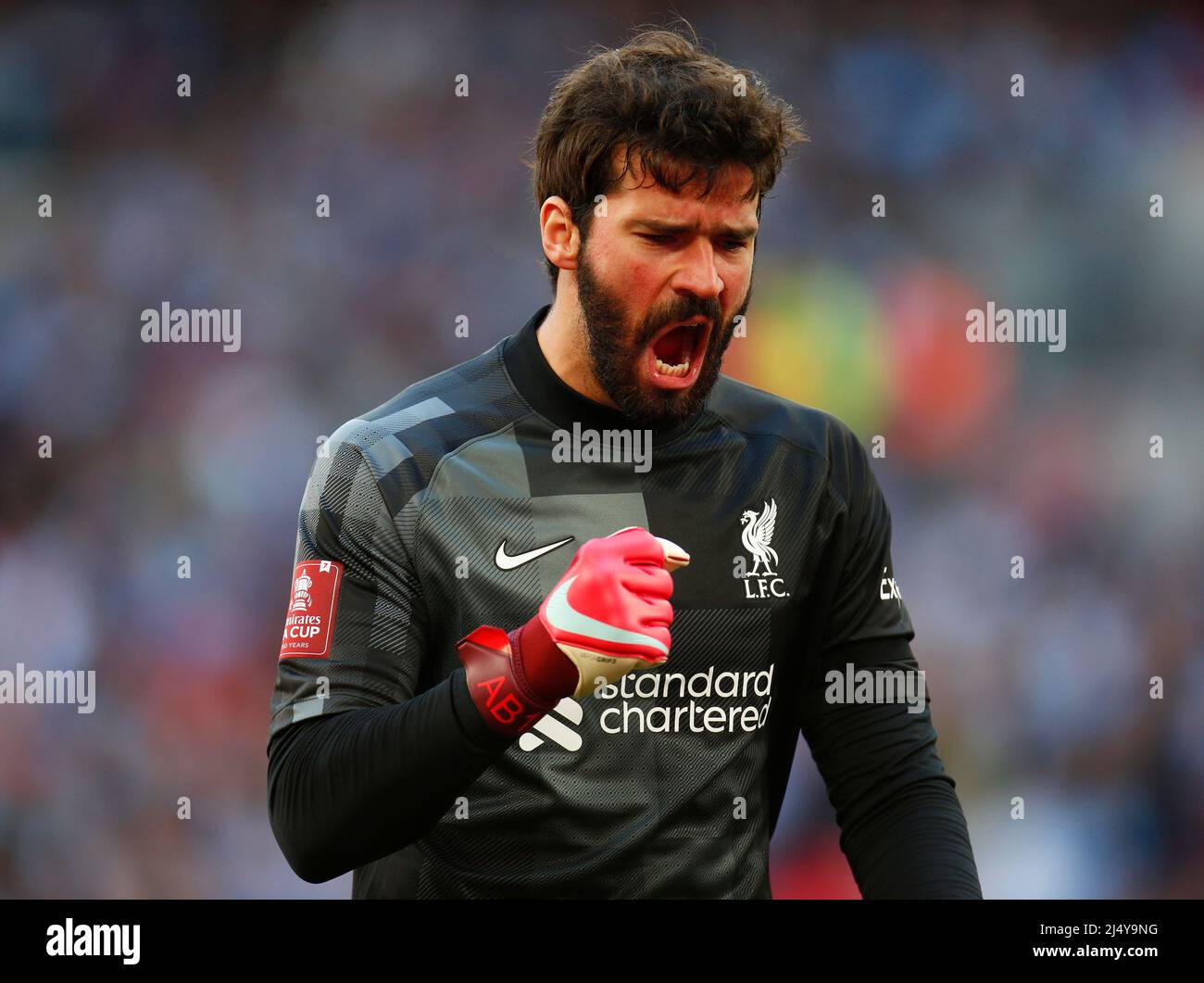 LONDON, ENGLAND - 16. APRIL: Liverpools Alisson Becker feiert das Liverpool 3.-Tor von Liverpools Sadio Mane im Halbfinale des FA Cup zwischen Manche Stockfoto