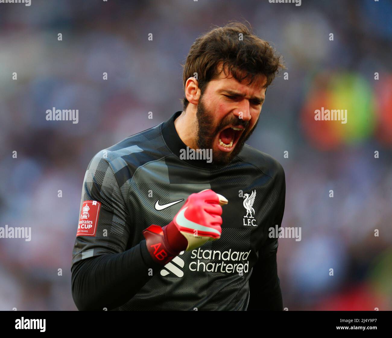 LONDON, ENGLAND - 16. APRIL: Liverpools Alisson Becker feiert das Liverpool 3.-Tor von Liverpools Sadio Mane im Halbfinale des FA Cup zwischen Manche Stockfoto