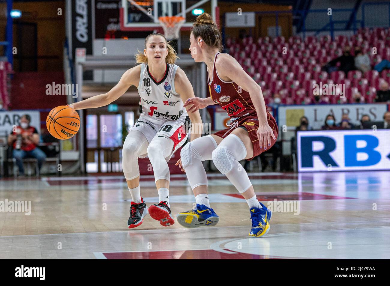 Palasport Taliercio, Venedig, Italien, 18. April 2022, Ball Handling Ivana Dojkic virtus segafredo bologna vs difens beatrice attura umana reyer venezia im Halbfinale – Umana Reyer Venezia vs Segafredo Virtus Bologna – Italienisches Basketball-Spiel der Serie A1 Stockfoto