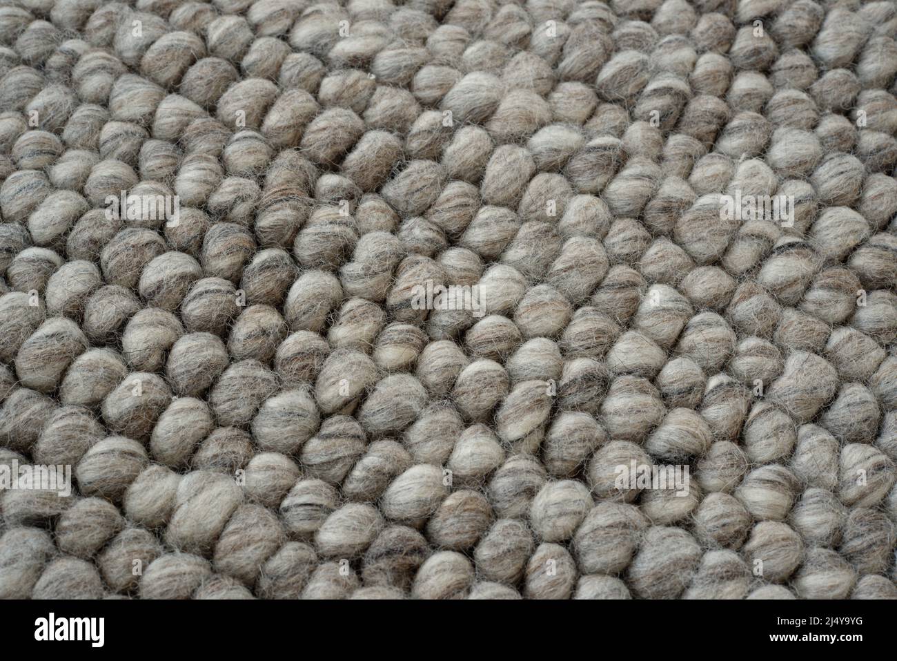 Naturfasern, die zu einem Bodenbelag verarbeitet werden. Stockfoto