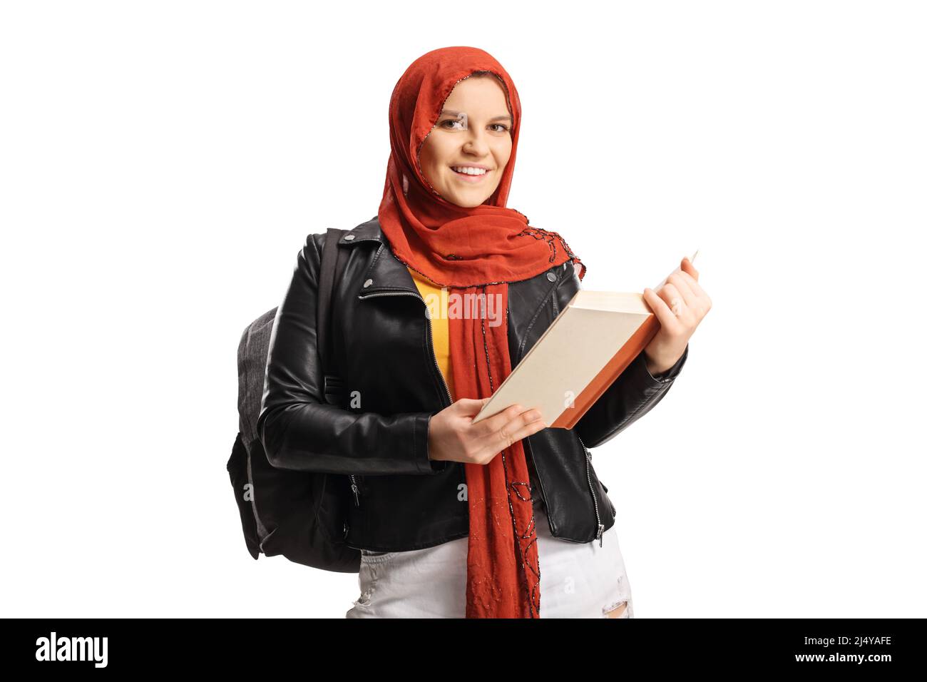 Junge Studentin mit einem Hijab, die ein auf hite Hintergrund isoliertes Buch liest Stockfoto