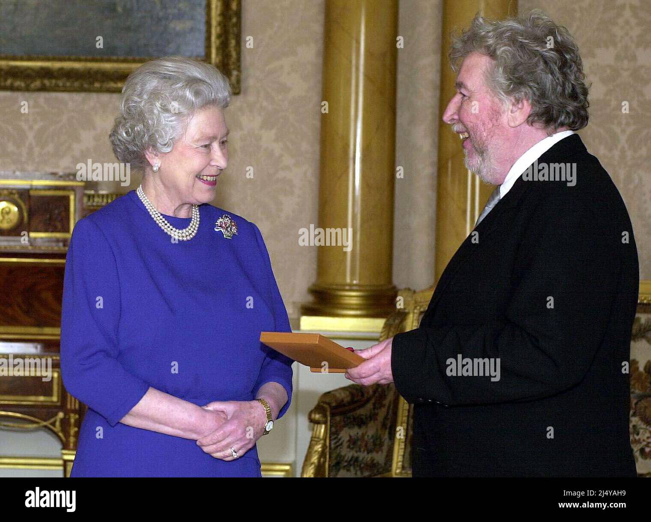 Aktenfoto vom 7/3/2001 von Königin Elizabeth erhält Sir Harrison Birtwistle, um ihn mit dem Insignia of a Companion of Honor im Buckingham Palace zu investieren. Der Komponist ist im Alter von 87 Jahren gestorben, bestätigt sein Verleger. Unter seinen zahlreichen Kompositionen ist er vor allem bekannt für den Triumph der Zeit und seine Opern wie die Maske des orpheus, Gawain und der Minotaur. Ausgabedatum: Montag, 18. April 2022. Stockfoto