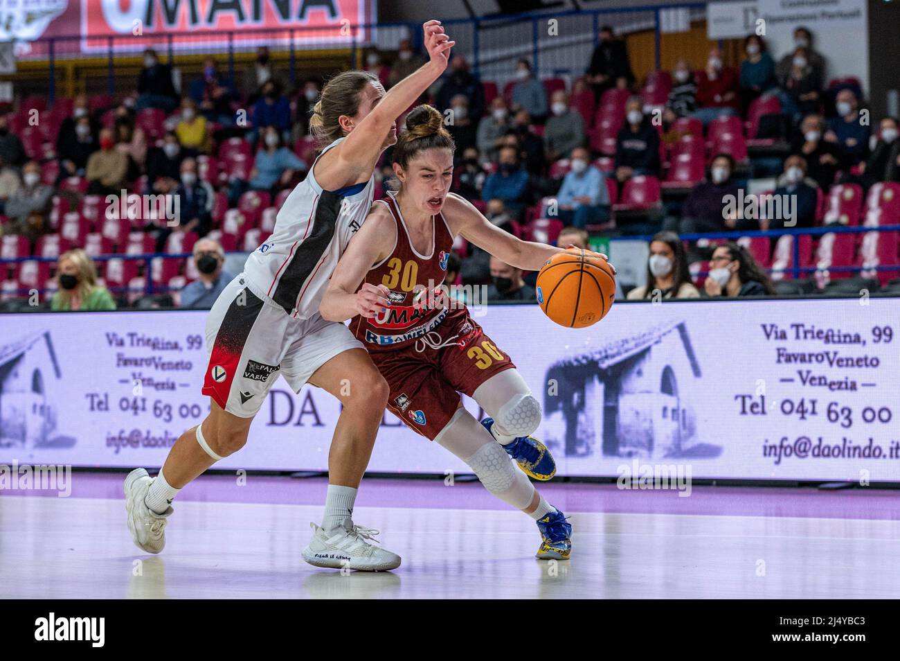 Palasport Taliercio, Venedig, Italien, 18. April 2022, beatrice attura umana reyer venezia vs difens elisabetta tassinari im Halbfinale – Umana Reyer Venezia vs Segafredo Virtus Bologna – Italienisches Basketball-Spiel der Serie A1 der Damen Stockfoto