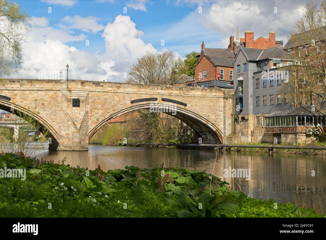 Framwellgate Bridge ist eine mittelalterliche Mauerwerk-Bogenbrücke über den Fluss Wear, in Durham, England. Es ist ein denkmalgeschütztes Gebäude. Stockfoto