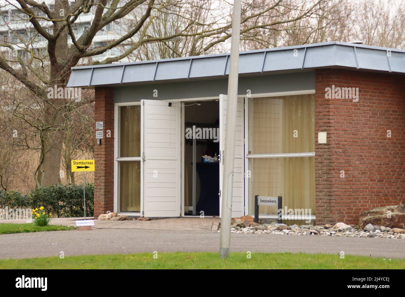 Zeitweilige Wahlstation in einem Auditorium eines Friedhofs in Nieuwerkerk aan den IJssel in den Niederlanden Stockfoto