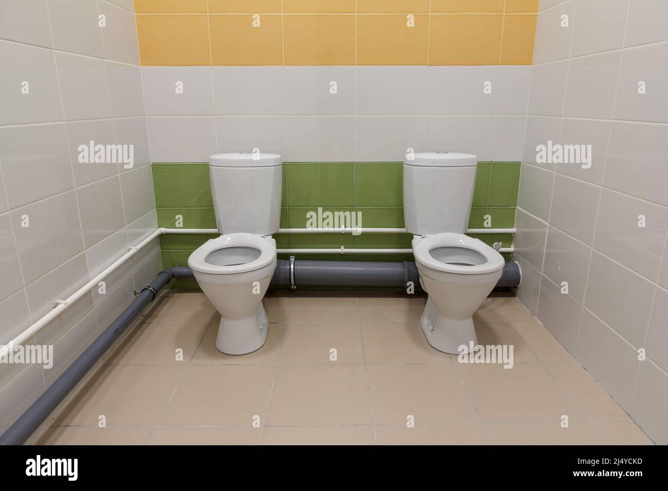 Toilette im Kindergarten. Kleine Toiletten für Kinder in einem Kindergarten. Stockfoto