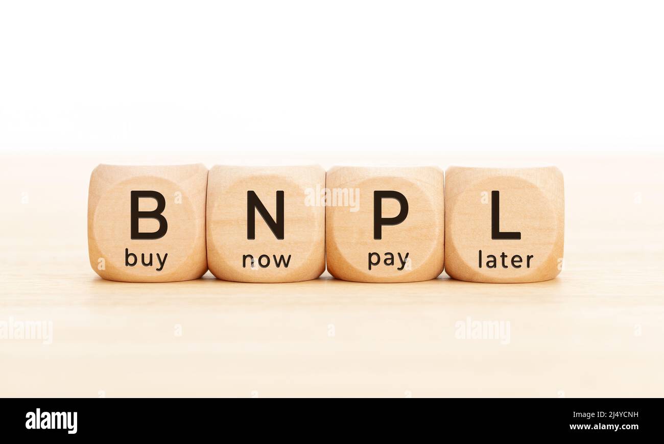 BNPL-Text in Holzblöcken. Jetzt kaufen später bezahlen Konzept. Speicherplatz kopieren Stockfoto
