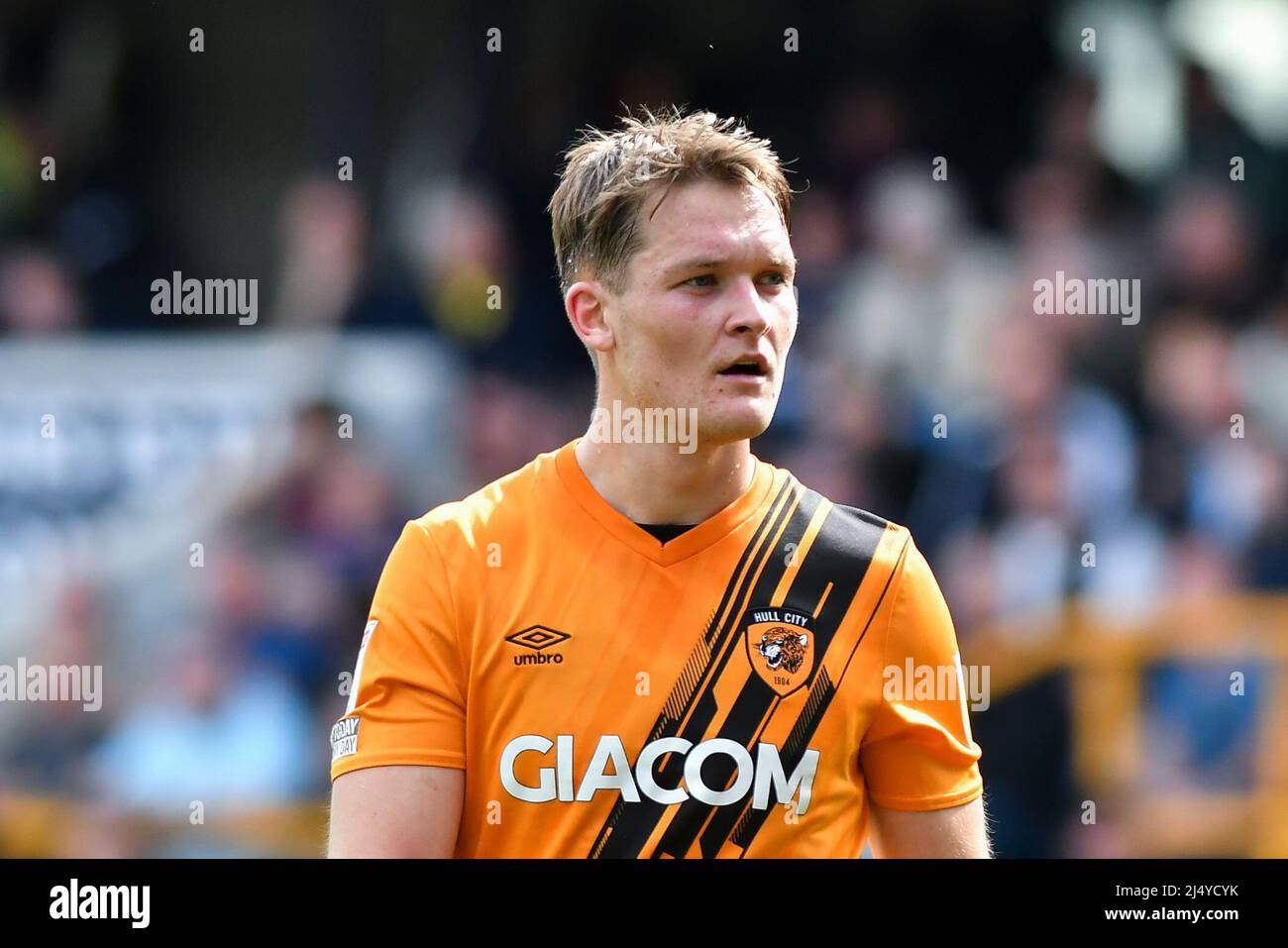 LONDON, GROSSBRITANNIEN. APR 18. Sean McLoughlin von Hull City schaut während des Sky Bet Championship-Spiels zwischen Millwall und Hull City am Montag, dem 18.. April 2022 in Den, London, auf. (Kredit: Ivan Yordanov | MI Nachrichten) Kredit: MI Nachrichten & Sport /Alamy Live Nachrichten Stockfoto