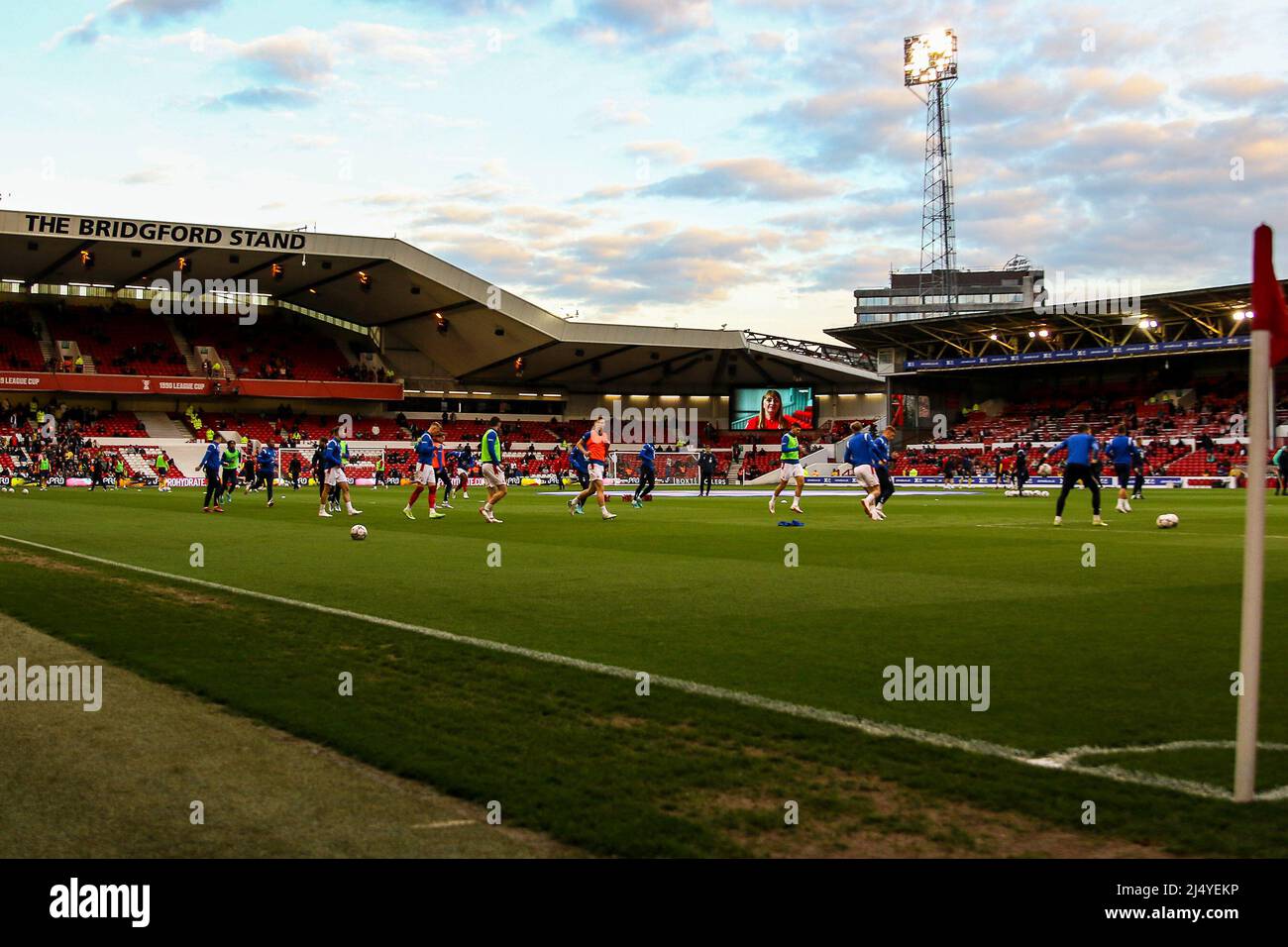 Nottingham, Großbritannien. 18. April 2022. General Stadium View während des Spiels der EFL Sky Bet Championship zwischen Nottingham Forest und West Bromwich Albion auf dem City Ground, Nottingham, England, am 18. April 2022. Foto von Simon Hall. Nur zur redaktionellen Verwendung, Lizenz für kommerzielle Nutzung erforderlich. Keine Verwendung bei Wetten, Spielen oder Veröffentlichungen einzelner Clubs/Vereine/Spieler. Kredit: UK Sports Pics Ltd/Alamy Live Nachrichten Stockfoto