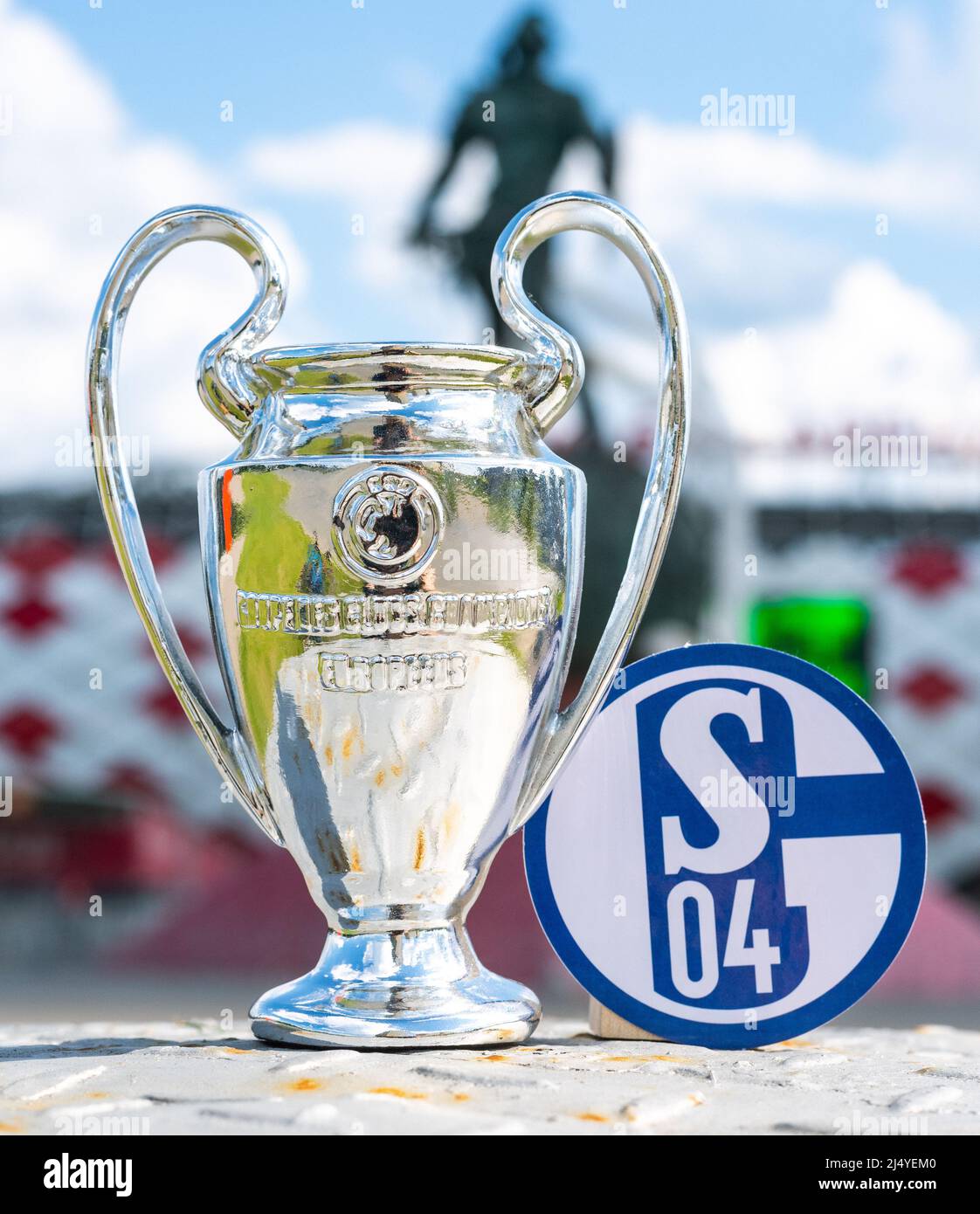 14. Juni 2021, Gelsenkirchen, Deutschland. Das Emblem des Fußballvereins FC Schalke 04 und des UEFA Champions League Cups vor dem Hintergrund eines Moders Stockfoto