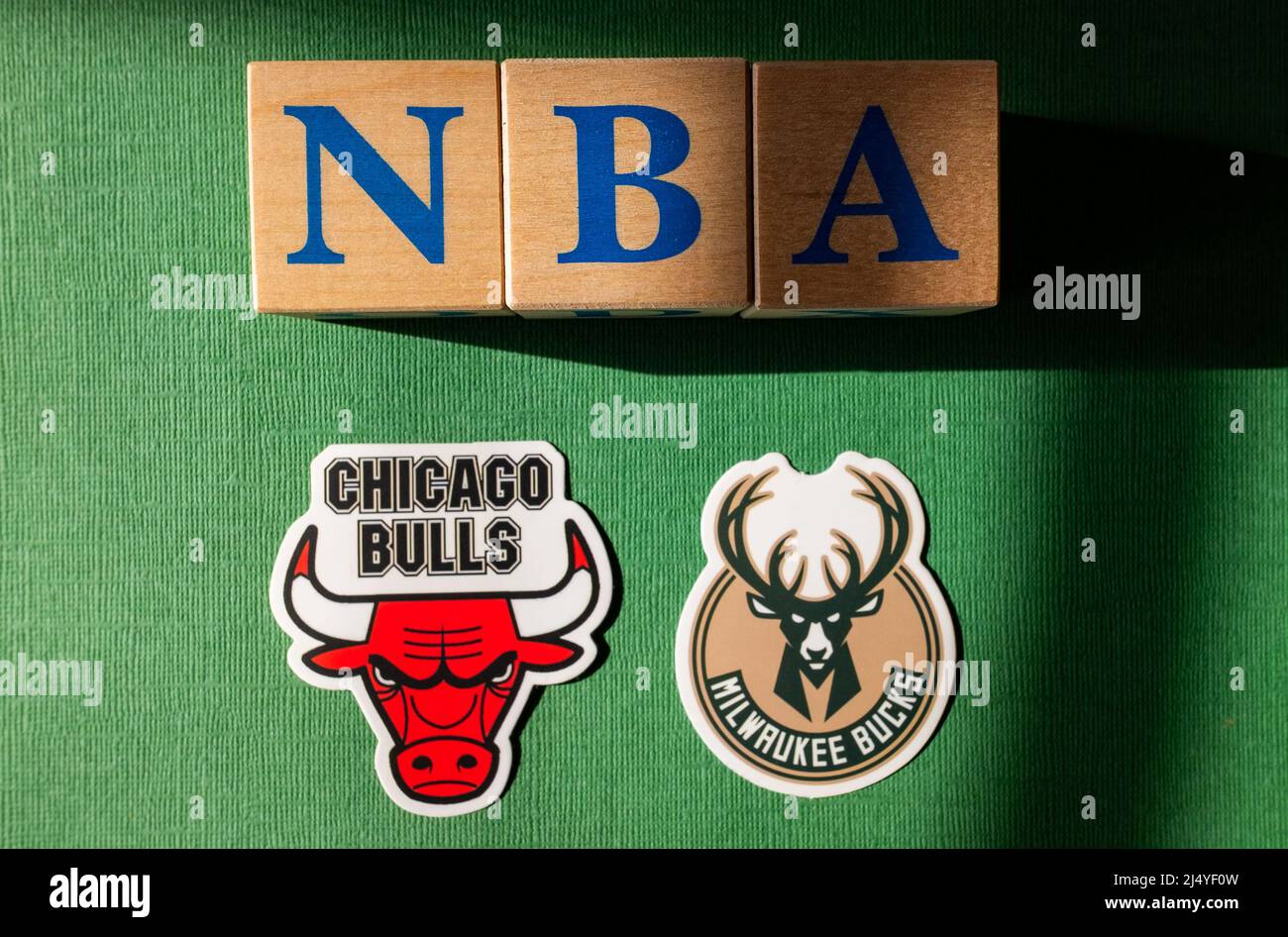 18. April 2022, New York, USA. Embleme der Playoff-Clubs der Chicago Bulls und der Milwaukee Bucks National Basketball Association. Stockfoto