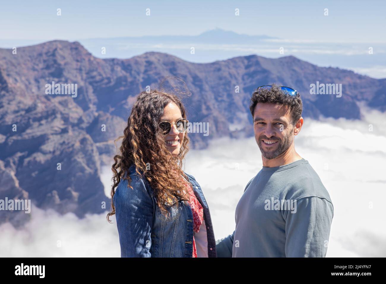 La Palma Island Spanien - 07. März 2022: Glückliches Paar, das über den Wolken auf der Caldera de Taburiente auf der Insel La palma posiert Stockfoto